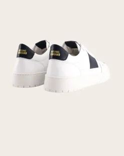 Low sneakers in grained leather