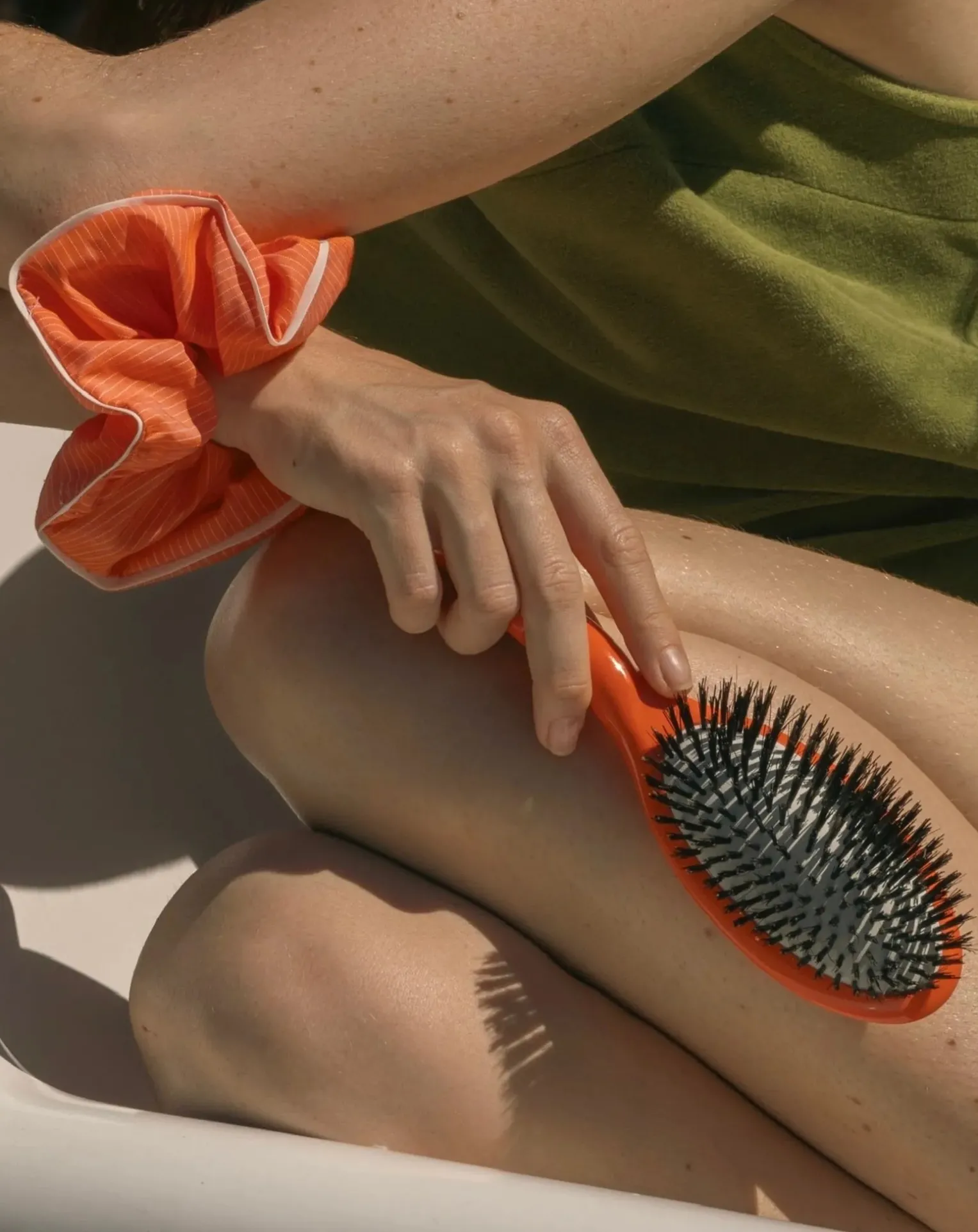 Orange Seventies hairbrush N°01