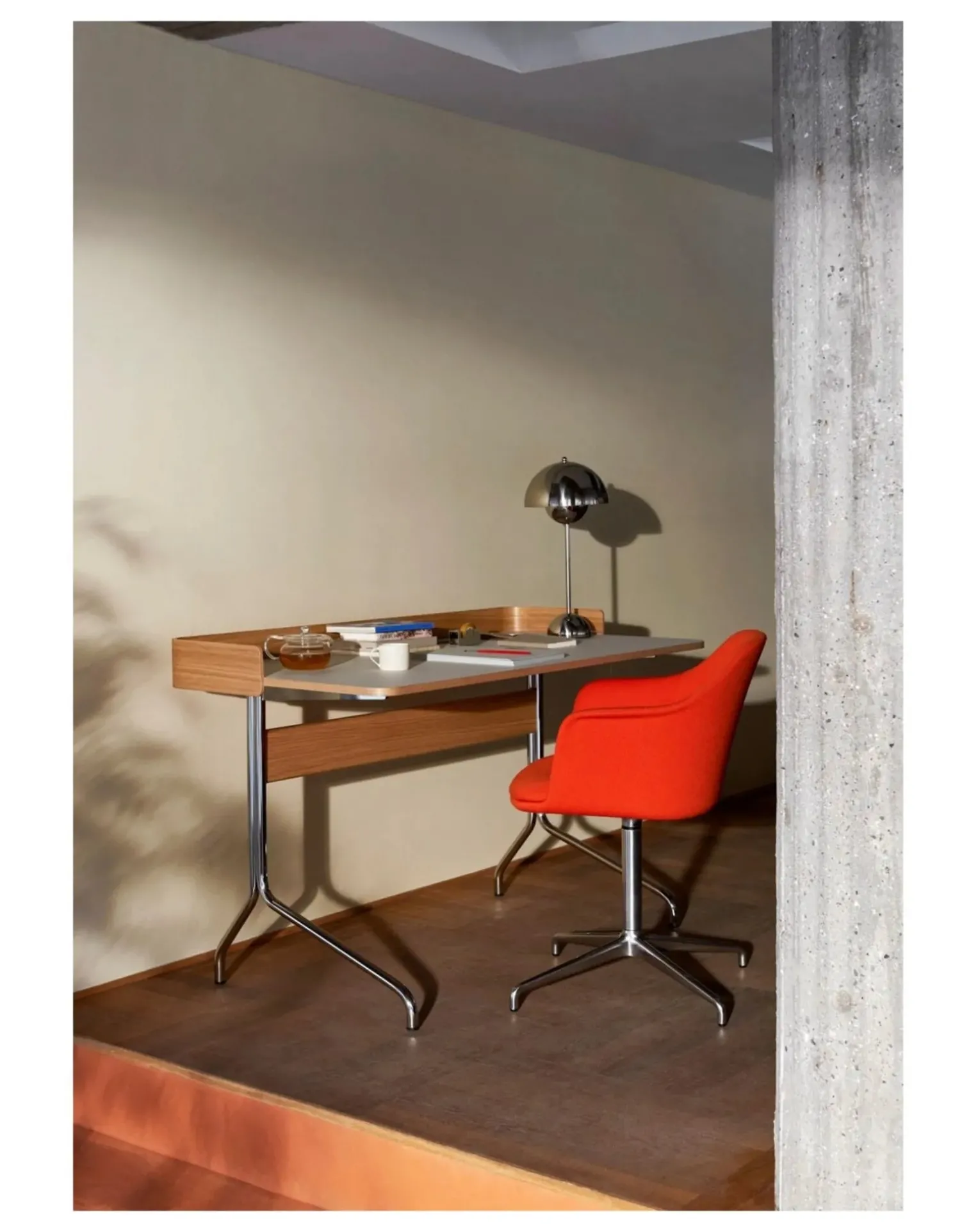 Pavilion AV17 Desk, Chrome Base