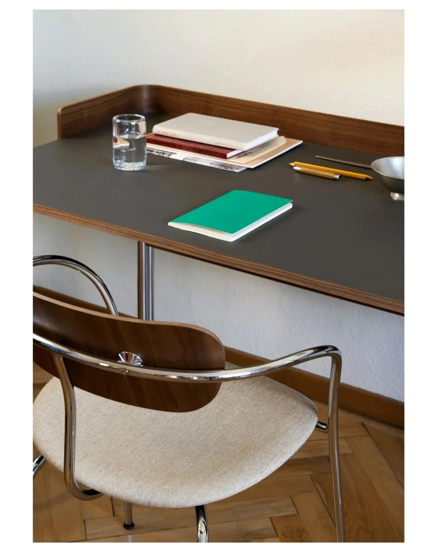 Pavilion AV17 Desk, Chrome Base