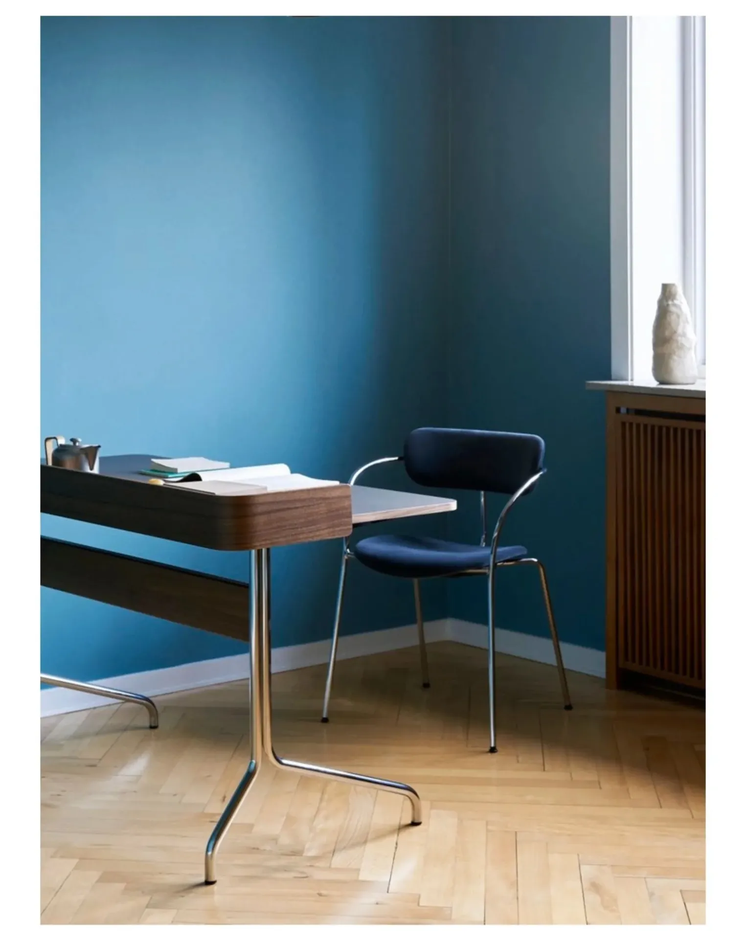 Pavilion AV17 Desk, Chrome Base